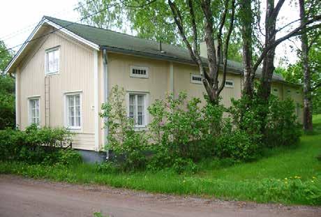 Talo on säilyttänyt vanhoja yksityiskohtiaan, kuten itäseinän sileää pystyvuorausta.