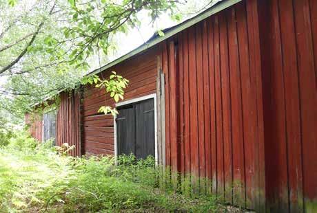 Pihan erityisin rakennus on kuutiomainen, vuonna 1793 rakennettu kaksikerroksinen, pitkänurkkainen aitaksi 13 kutsuttu piharakennus (27a; luokka1), joka on mahdollisesti ollut kievarin