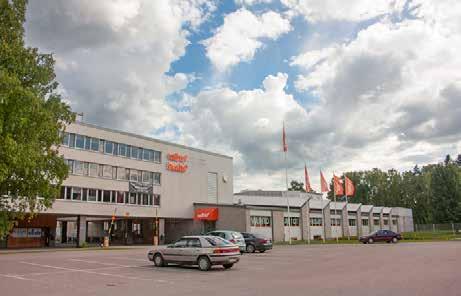 Sahanteräkattoinen tupakkatehdas valmistui seuraavana vuonna ja pohjoispäässä oleva konttoriosasto vuonna 1965.