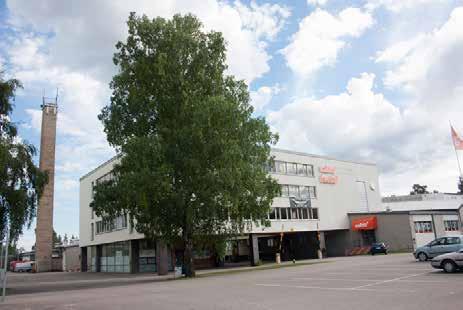 Korkeamman konttoriosaston julkisivua on jäsennelty valokuilulla, mainittu sahanteräkatto on tehdasosan tunnusmerkki.
