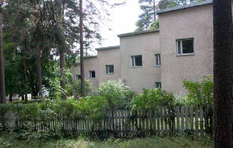 Samoja materiaaleja: tummaksi petsattua puurimaa ja