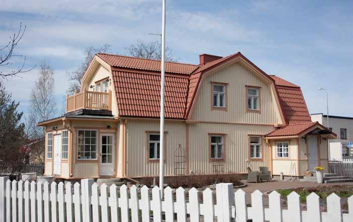 Alueen polttopisteessä ja samalla rakennustaiteellisena helmenä on Rautalan asuinrakennus Villa Posti (227a; luokka 1), joka rakennettu vuonna 1901.