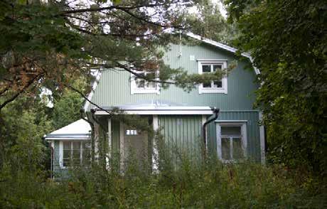 sisäänkäynti on toisen kamaripäädyn kohdalta.