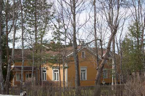muutoksista. On suositeltavaa palauttaa parveketta ja kuistia alkuperäisemmän oloiseksi, sillä kaunis talo ansaitsee kepeämmän ilmeen pääjulkisivuunsa.