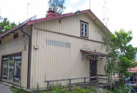 Talon ullakkokerroksessa on nähtävissä vielä alkuperäistä arkkitehtuuria: kuusiruutuiset päätyikkunat, neliruutuiset haukkaikkunat ja koristeellisesti
