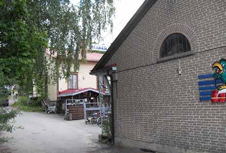 Pääkerroksen aukotus ja julkisivun yksityiskohdat ovat pitkälti perintöä 1950-luvun osuuskauppa-arkkitehtuurista, joista voidaan luopua vanhemman asun