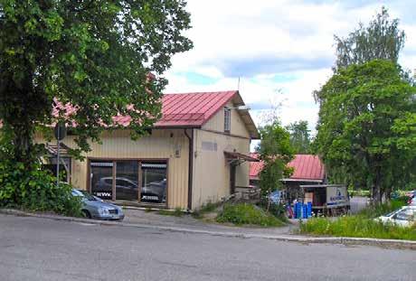 213A Isä Arsenin pappilan ulkorakennus rajaa ryhdikkäästi katulinjaa ja myös rikkoo suoraa näkymää tehden näkymästä polveilevan.