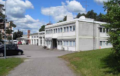 Koulun naapurina on Hyrylän paloasema (32b; luokka 2 vanha osa), jonka vanhin osa on rakennettu vuonna 1958 kunnan ja silloisen VPK:n yhteishankkeena.