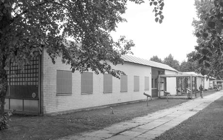 Kaksikerroksinen, kahitiiliverhoiltu minimalistista konstruktivismia edustava seurakuntakeskus käsitti kirkollis- ja vapaa-aikatoiminnan tiloja sekä seurakuntasalin; alempi kerros tiloista sijaitsi