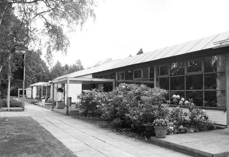 Tontin toisessa päässä oli liikuntahalli ja vahtimestarin asunto. Toimistosiiven ja liikuntatilojen välissä oli sisäpiha, joka rakennettiin umpeen vuonna 1981.