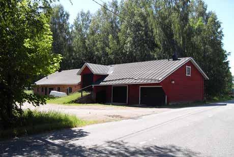 Jatke jaettiin rakennuksen pituussuunnassa kahteen kamariin ja edelleen taitekattoisena. Ainakin osa neliruutuisista ikkunoista on peräisin näistä varhemmista rakennusvaiheista.