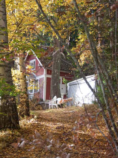 Ilmeisesti jo Gustafsson rakensi pienen mökin tontin yläosaan, lähelle tietä. Nykyisen asunsa huvila on kuitenkin saanut 1920-luvun laajennuksessa ja korotuksessa.
