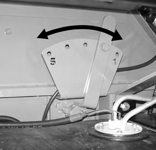 KOHLINTEN (kuva L24) pohjat puhtaaksi Kohlimien pohjakasetit voidaan puhdistusta varten irrottaa avaamalla lukitukset A ja vetämällä kasetit olkikuvun peräluukusta ulos.