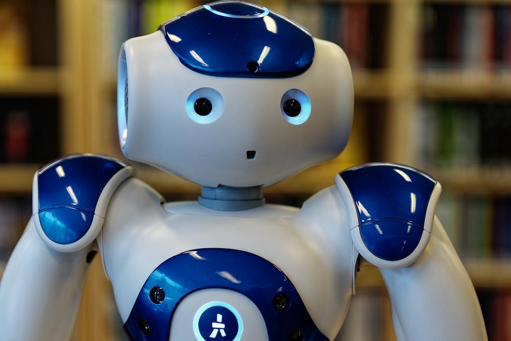 Robotit hoivarobotit ovat arkipäivää: humanoidirobotteja (esim. NAO-robotit) on jo useissa päiväkodeissa ja vanhusten hoivakodeissa myös kieltenopetuksessa käytetään robotteja (http://tuima.