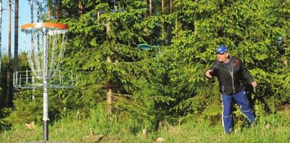 Liikutaan luonnossa kävellen, pyöräillen, meloen KETTULANVUOREN FRISBEEGOLFRATA Petäjäveden frisbeegolfrata sijaitsee keskustan lähellä urheilukentän ja Kettulanvuoren ulkoilualueen ympäristössä.