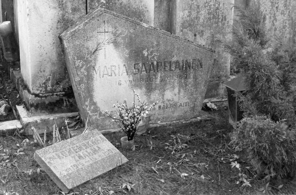 Maria Saarelaisen hauta Tarton hautausmaalla. Sanottiin, että lapsi on haudattu äidin syliin (lapsi kuoli ja arkku haudattiin äidin arkun yläpuolelle).