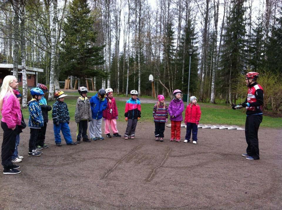 kuntoa, suojatien ylitystä, liikennevaloja ja turvallista