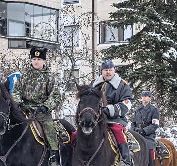 Komea Hämeen Eskadroonan ratsuosasto ihastutti kaupungin asukkaita Kangasalan keskustassa. Ratsuosastoa johti yliluutnantti res. Janne Kurkinen.