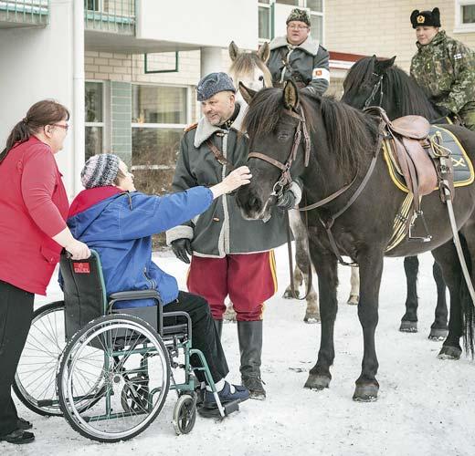 Ratsuosasto suorittaa tapaninpäivänä perinteisen kunniakäynnin Kangasalan kirkkoa vastapäätä olevalle Suojeluskunta- ja Lotta Svärd -muistokivelle.