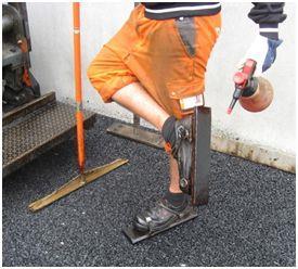 asfalttitöissä käytettävät tärylevyt ovat polttomoottorikäyttöisiä ja niiden työpaino on luokkaa 40 200 kg. Pienehköstä painostaan huolimatta niiden tiivistysvaikutus on hyvä.