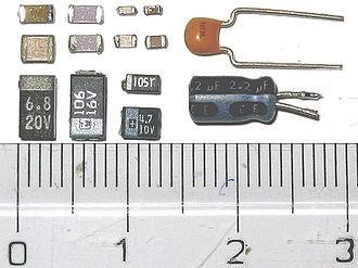 polaarisuus, käyttölämpötila-alue, ESR, maksimi rippelivirta Käyttötarkoituksia: Jännitteen tasaaminen,