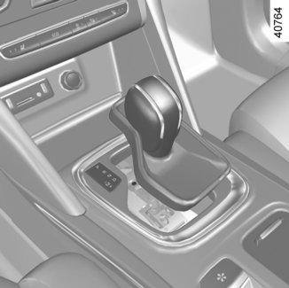 AUTOMAATTIVAIHTEISTO (3/3) Pysäköinti Kun auto on pysäytetty, paina jarrupoljinta yhtäjaksoisesti ja siirrä vaihteenvalitsin asentoon P.