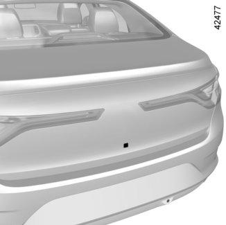 Varmista, että RENAULT-kortti on noin 1 metrin päässä auton takapuskurin keskikohdasta (alue B).