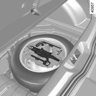 Auto, jossa ei ole bassokaiutinta Varapyörä otetaan esille seuraavasti: Avaa tavaratila.