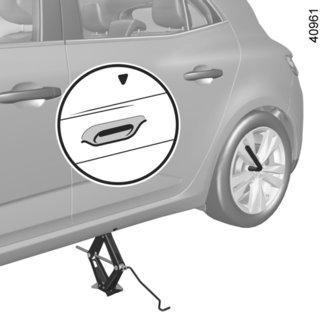RENKAAN VAIHTAMINEN (1/2) 3 Laita hätävilkut päälle. Pysäköi auto sellaiselle paikalle, jossa ei ole liikennettä ja jossa alusta on vaakasuora, liukumaton ja kiinteä.