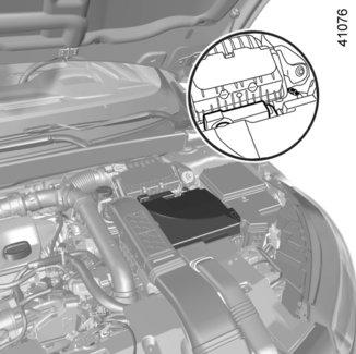 AKKU: korjauksen yhteydessä (2/2) Käynnistäminen toisen auton akulla Jos sinun on käynnistettävä auto toisen auton akun avulla, hanki jälleenmyyjältä sopivat käynnistyskaapelit (kiinnitä erityistä