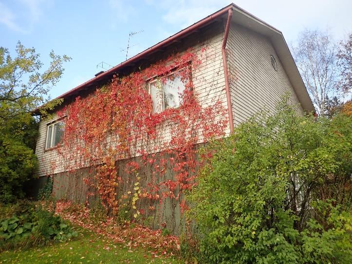 Halkeamien kautta tapahtuu ilmavuotoja ulkoseinässä olevasta toja-eristekerroksesta.