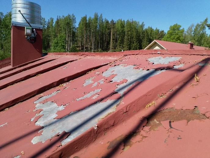 Rakennuksen ensimmäisen kerroksen sisäilmassa on havaittavissa selkeä välipohjan ja/ tai yläpohjan kostuneesta kutterinlastusta peräisin oleva poikkeava