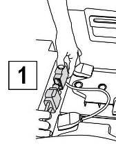 Tarkista, että laitteen yleiskatkaisin on asennossa "0/OFF", muussa tapauksessa käännä avainta neljäsosakierrosta vasemmalle 3 5. Tartu istuimen kannen takaosaan 6.