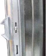 27 Säädä ovi tiiviksi säätämällä ohjausrullien liukulaakereita niin, että se painautuu koko matkalta kulmaraudoissa olevia kumitiivisteitä vasten. Huome!