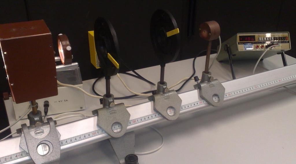 9 5. Optinen penkki, johon lähde, ilmaisin ja levyt on kiinnitetty telineissään.