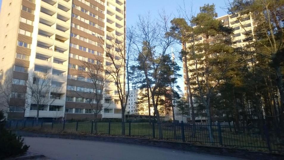 13 n a) b) Kua 12: Nykyisiä kohdealueen ierustan piha-alueita a) kannella sijaitsea piha kohdealueen itäpuolella b)