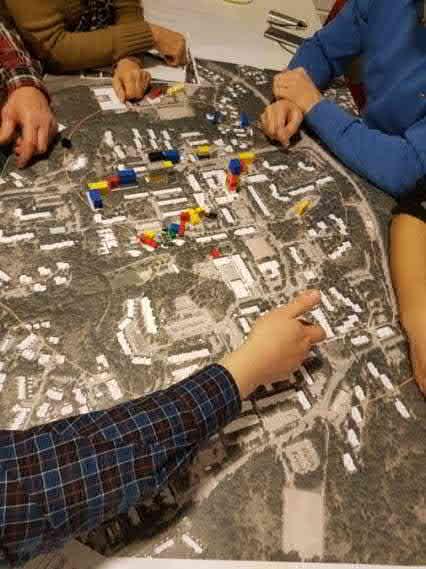 Päiväkoti metroaseman katolla ja olemassa oleva päiväkoti tuplattaisiin. Puistoalueisiin koskeminen pyrittiin minimoimaan. Metroasemalle massaa. Koulu Soukan huoltorakennuksen paikalle.