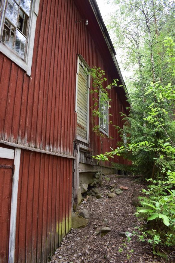 Tilassa on halkojen ohella muistona muutama haalistunut SKDL:n marssikyltti.