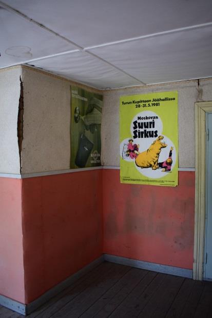 Seinät ja katto ovat pinkopahvitettuja.