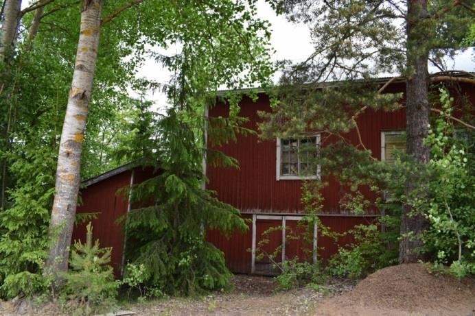 rakennuksen luoteisnurkassa.