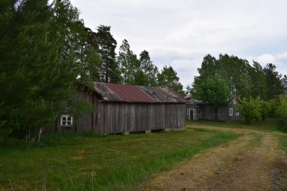 Päärakennus, sauna ja osa L-muotoista