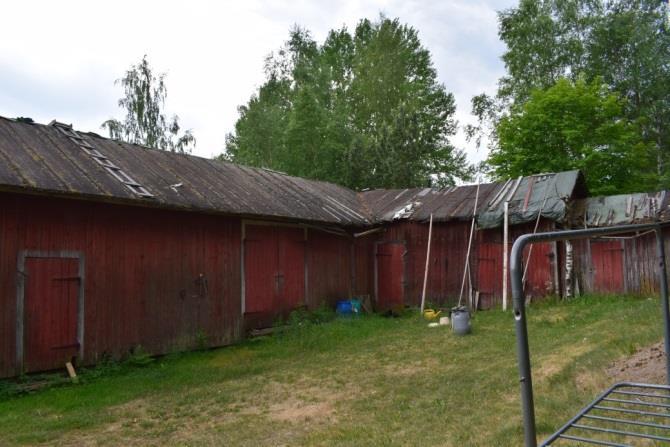Kattoja on paikkailtu kevytpeittein, jotka ovat käyttöikänsä lopussa.
