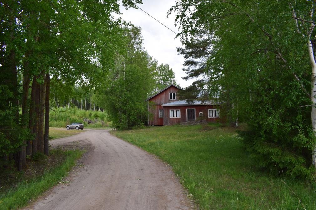 Välittömästi työväenyhdistyksen talon pihapiiriin liittyy Alhonkuja 1 maatila (mäkitupa). Rakennusryhmään kuuluu maakellari, L- muotoinen aitta-.