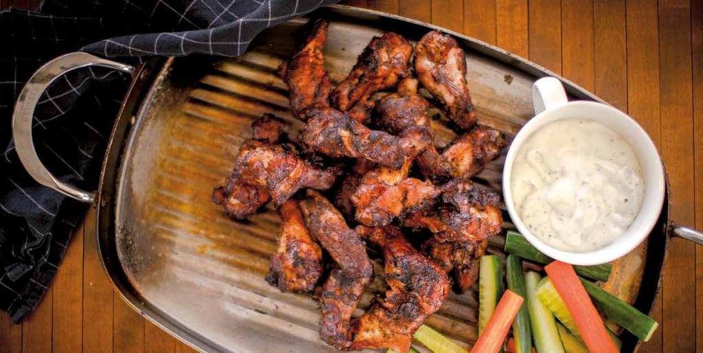 Hot Wingsit ovat yksinkertaisesti uunissa tai grillissä kypsennetyt kanasiivet, jotka uitetaan siipikastikkeessa.