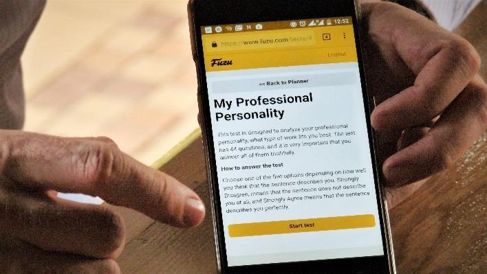 Menestystarina Mobiilipalvelu vauhdittaa työuria Itä-Afrikassa Suomalainen Fuzu kehitti Keniassa mobiilipalvelun, joka auttaa työnhakijoita löytämään paikkansa työelämässä.