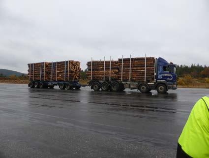Kuvat 83a ja 83b. 84 tn 10-akselinen HCT-puunkuljetusyhdistelmä (kuva: Pirnes) Lisätietoa: http://www.metsateho.fi/hct/#pampa-trans-oy 3.