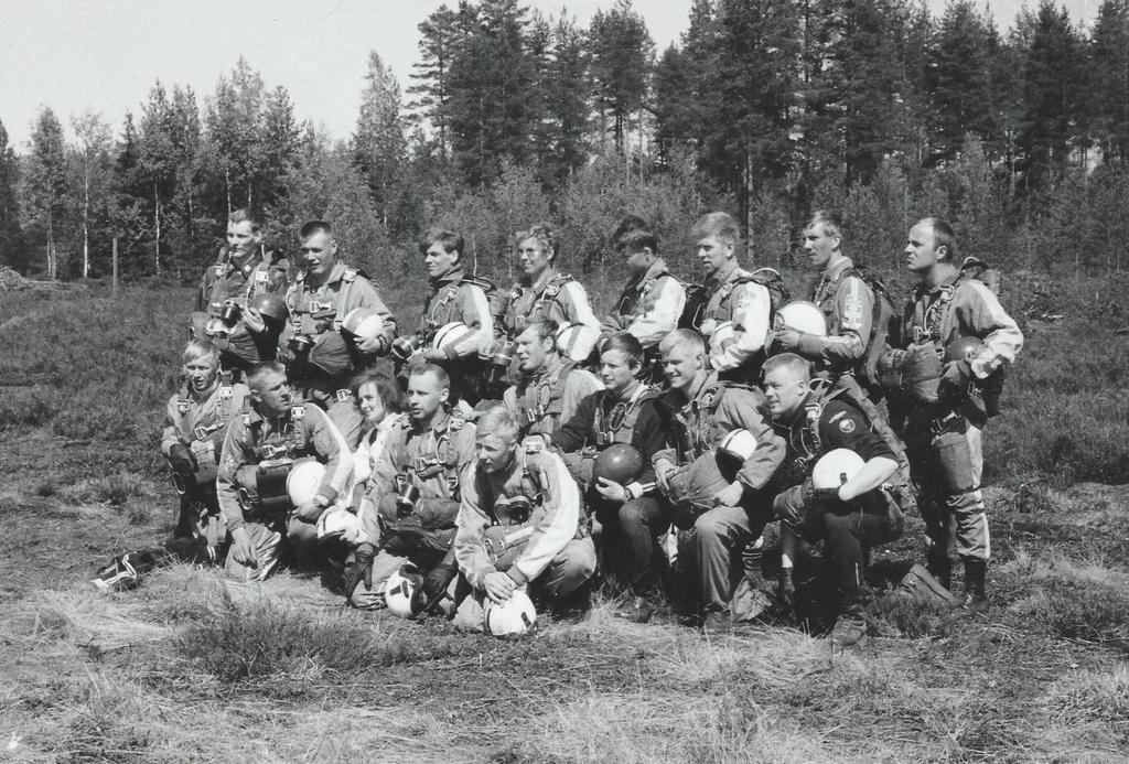 Neljä Suomen Laskuvarjokerhon hyppääjää suoritti näytöshypyn Helsingissä Olympiastadionille 27.4.1969.