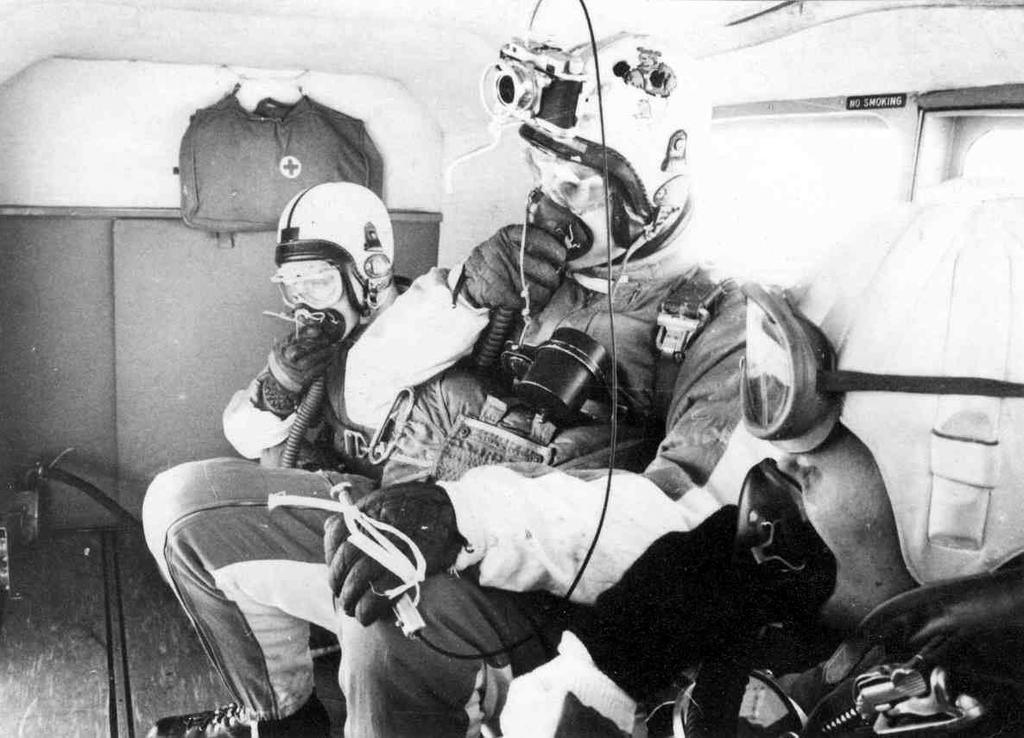 portterin Matti Jämsän hyppy noin neljän kilometrin korkeudesta 19.10.1953. APU-lehti sponsoroi aikanaan Jämsän hypyn, joka oli osa saman toimittajan muista kuolemaa halveksivista tempauksista.