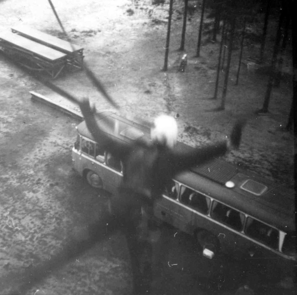 Tampereen Laskuvarjokerhon hyppääjiä LjK:n hyppytornilla 1968.