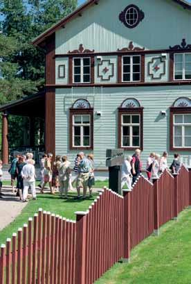 Polun varrella voit pysähtyä narraamaan kaloja esteettömälle ongintapaikalle tai viettämään eväshetkeä Katiskalahden taukopaikalle.